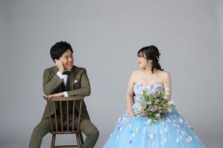 衣装替えで雰囲気を一変！洋装2着で残すドラマチックなスタジオフォト