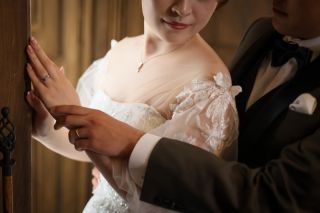 手の重なりから空間の奥行きまで、静かに構成されたショット