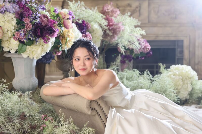 花々に囲まれたご新婦様のソロカット