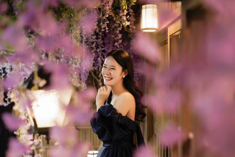 光と影の間で微笑む