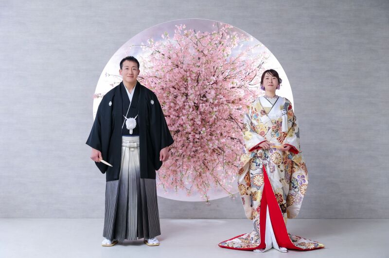 桜のシンボルツリー前に並ぶ正面ショット