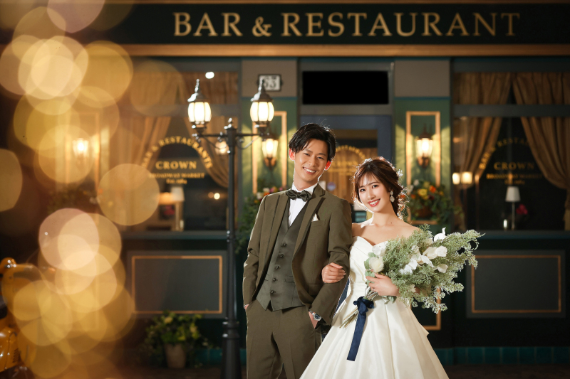 イギリスの街並みで夜のデートを