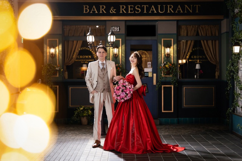 夜の煌びやかな街並みを背景に