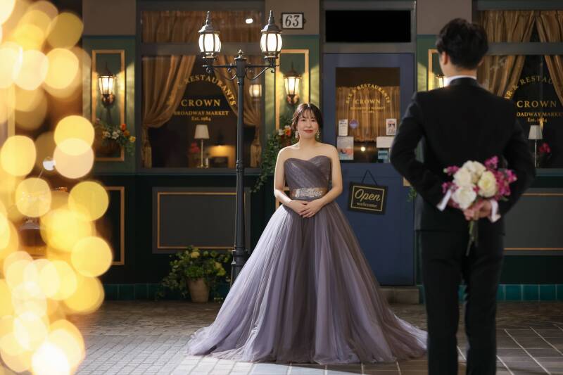 夜の中で差し出す花