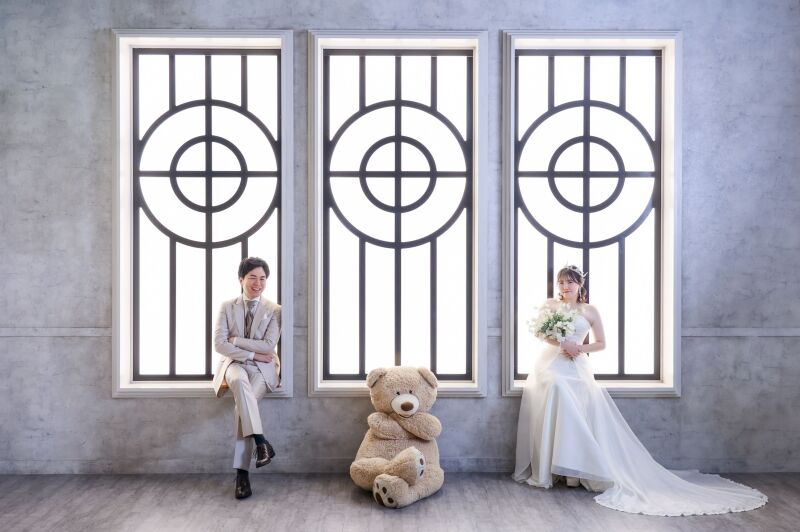 大きなクマのぬいぐるみと並ぶ遊び心あるシーン