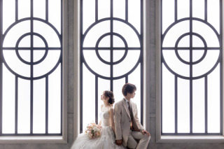 花や街並み、窓辺に彩られた二人の姿が多彩な雰囲気を見せている