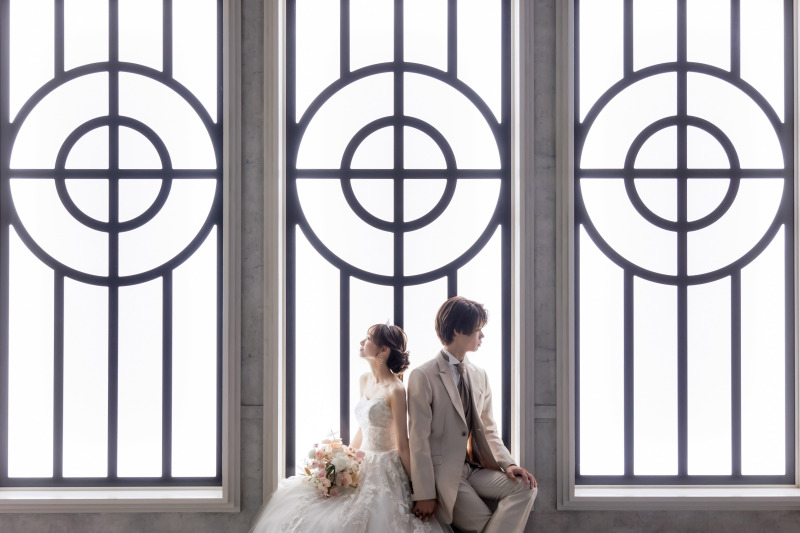 花や街並み、窓辺に彩られた二人の姿が多彩な雰囲気を見せている