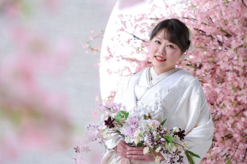 新婦様の優しげな微笑み