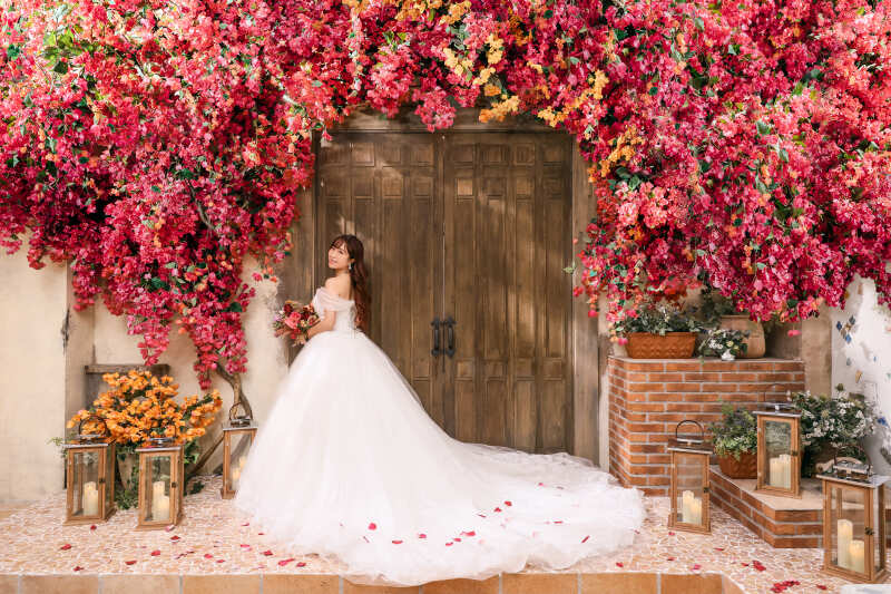 色鮮やかなブーゲンビリアの下で