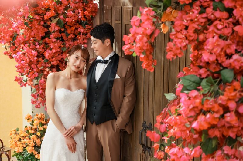 鮮やかな花々に囲まれた寄り添いショット