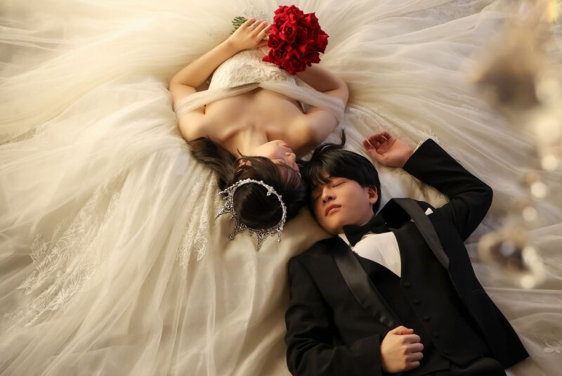 ドレスに包まれて微睡む、幸せに満ちた一枚