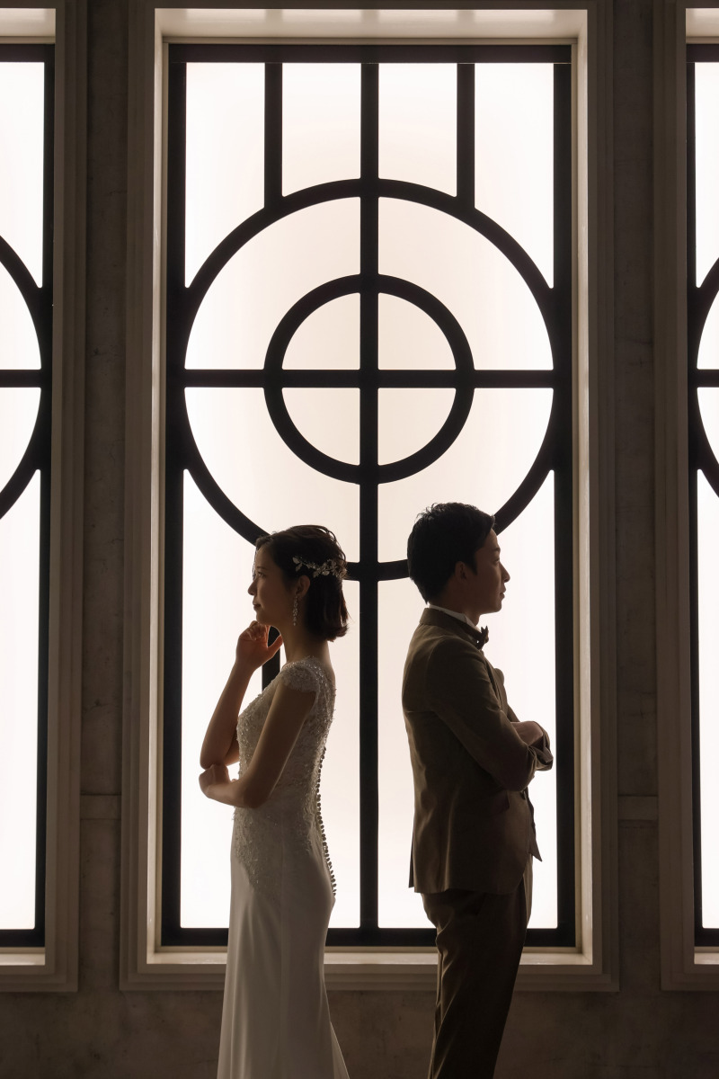 背中合わせの影