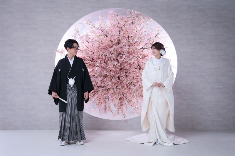 王道のお澄ましポーズでは、横向きで抜け感を