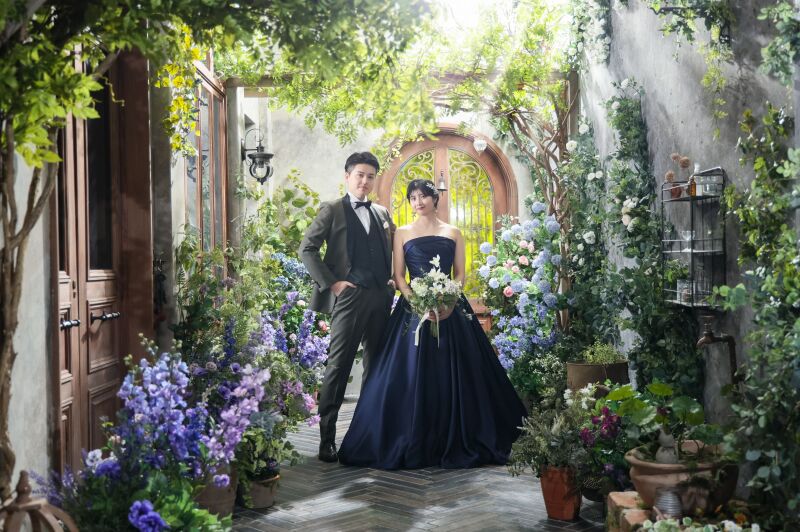 衣装映えするスタジオ背景で彩るドラマチックなスタジオフォト