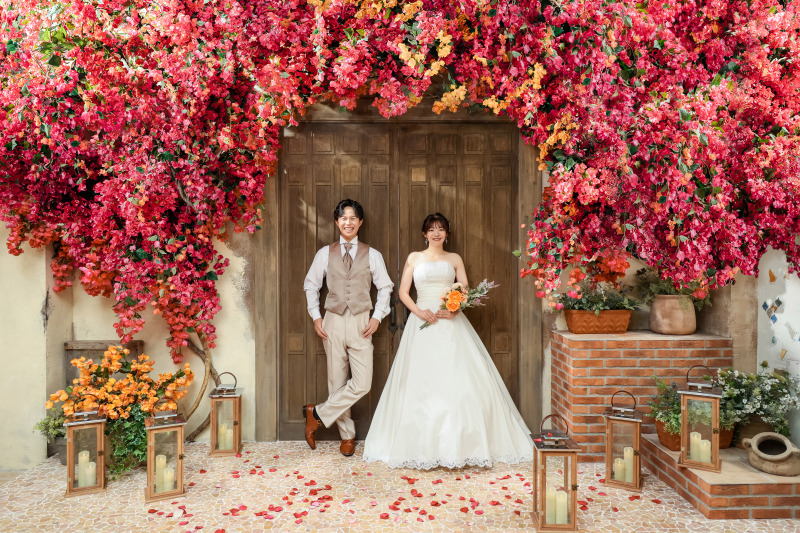 花影の中で並ぶ