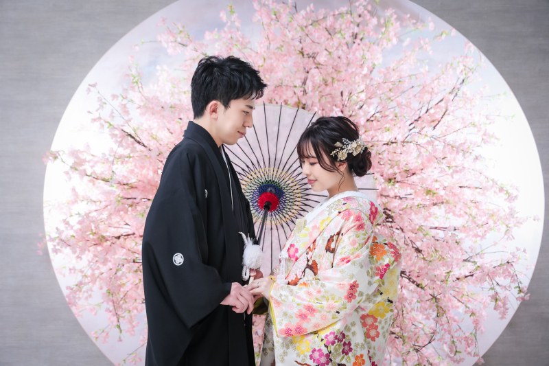 桜のそばでそっと寄り添う