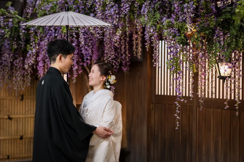 和傘を差し優しく見つめ合う温もり溢れるひととき