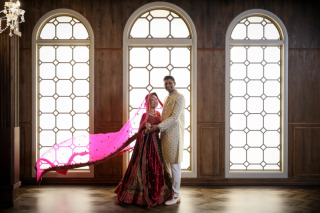 伝統と洋装が重なり、自然な光と動きで彩られた静かなフォトセレクション