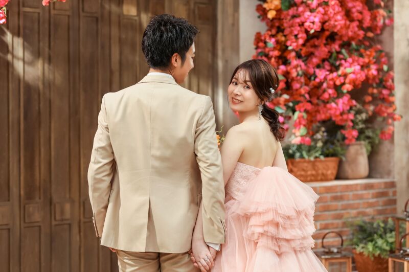 華やかなお花の前で振り返りショット