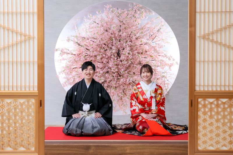 障子越しに微笑む伝統的な正座ショット