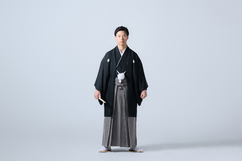 白に映える立ち姿