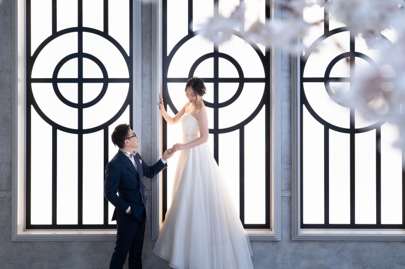 新婦様の手を取って