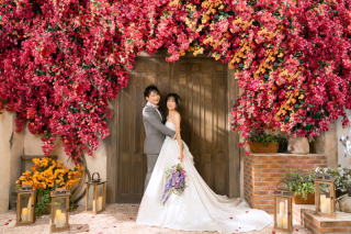 フラワーウォールの前で