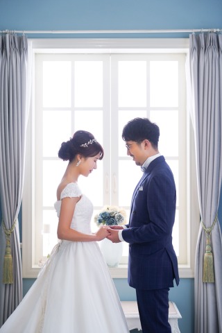 手を取り合って