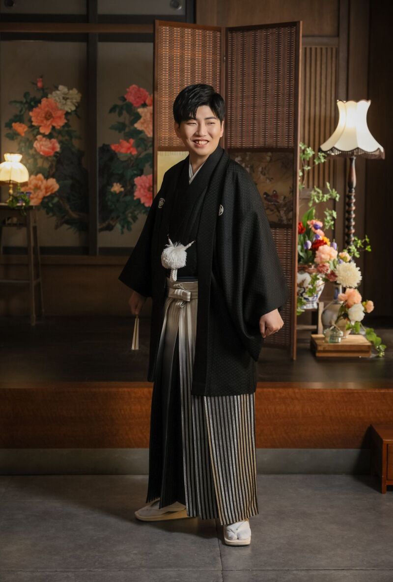 黒紋付袴姿で魅せる凛とした新郎様姿