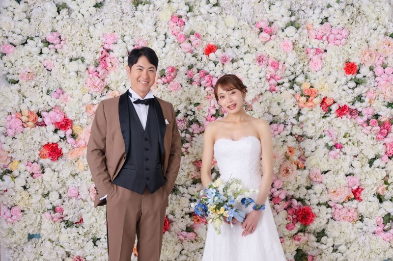 一面のお花に包まれる笑顔のツーショット