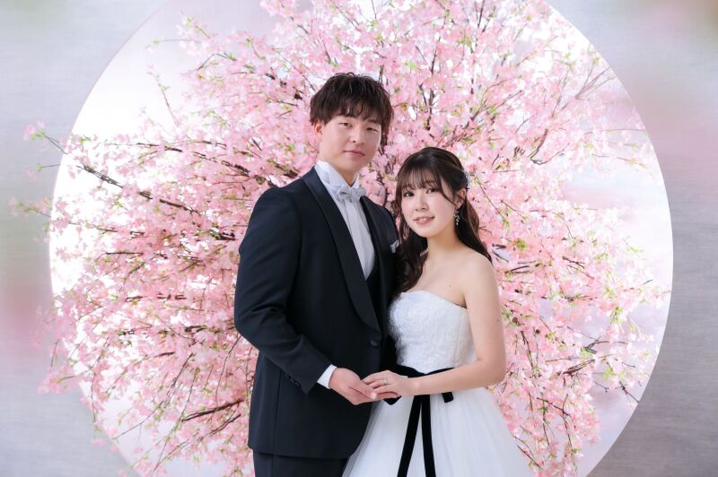 桜背景で魅せる寄り添いショット