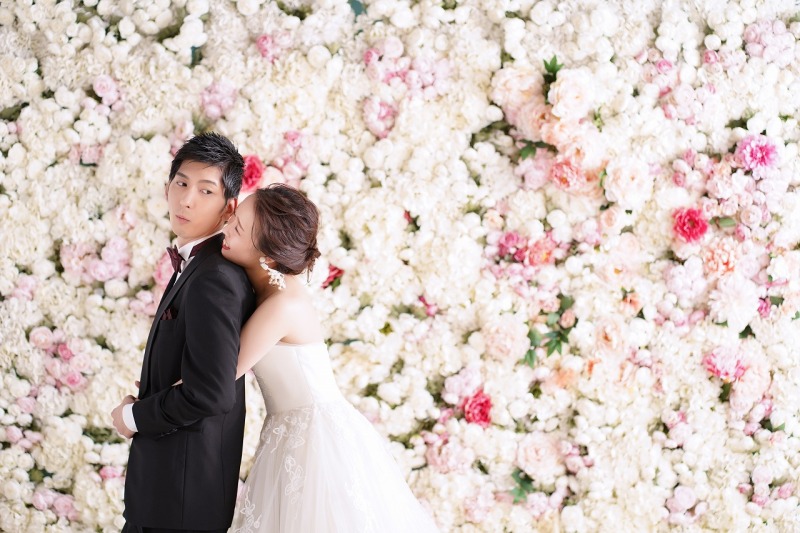 満開のお花の前で