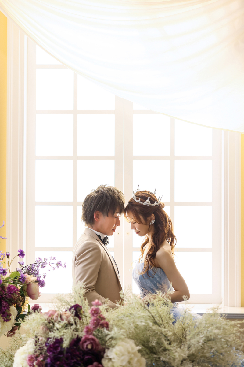 陽のあたる窓の前でロマンチックに