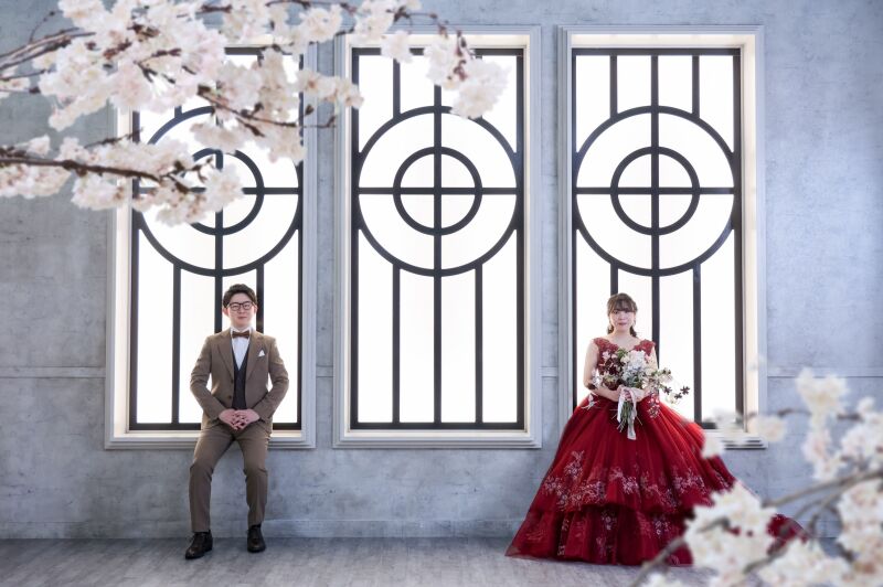桜の花と大きな窓が彩る和モダンな空間