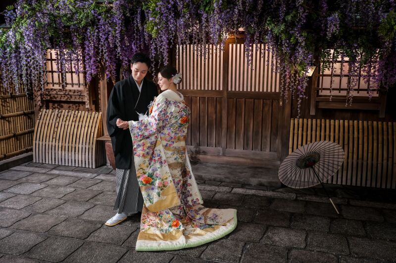 色打掛の柄が美しく際立つ全身カット