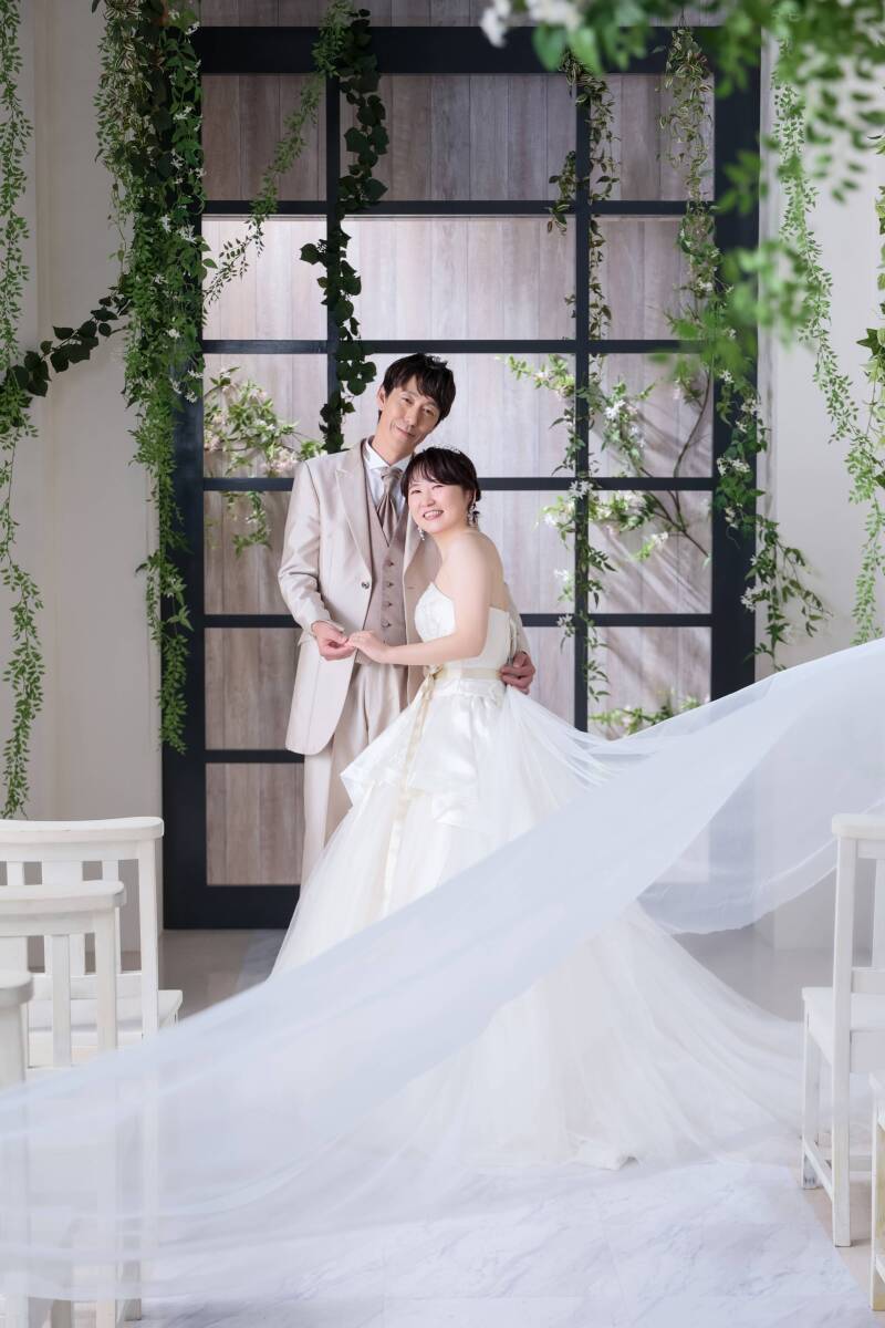 チャペルに揺れるベールと視線