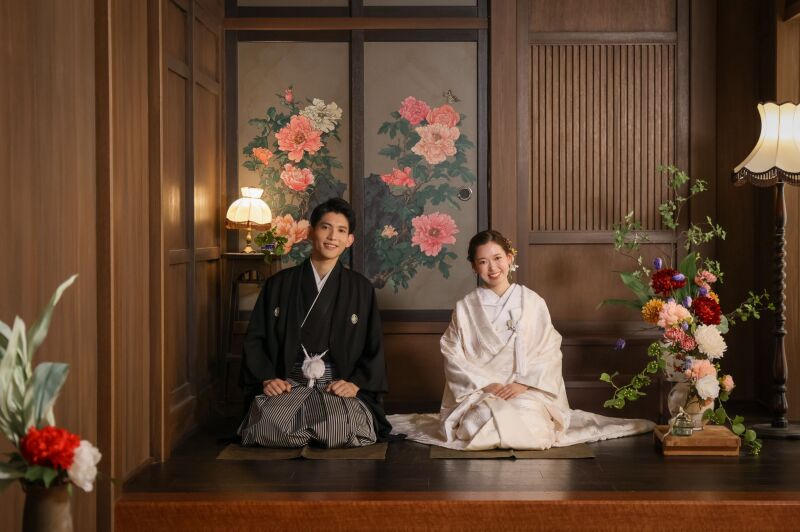 正座で微笑むお二人と和の情緒あふれるお祝いカット