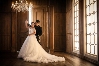 落ち着いたおふたりが花や光と共に自然な表情と動きを見せる構成に