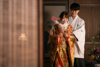 光と影の中で自然に重なるシーン