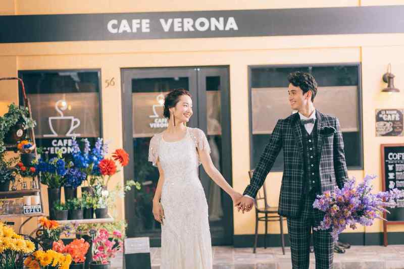 カフェの前で…