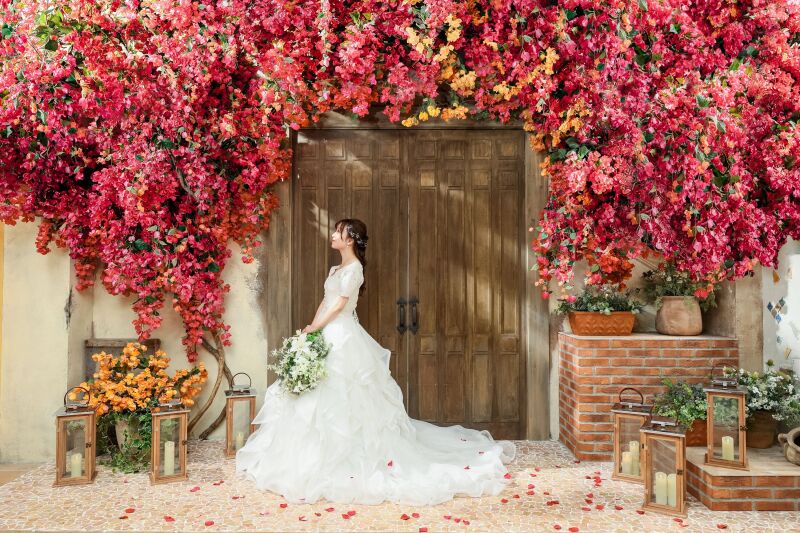 鮮やかな花々に包まれる美しい新婦様のソロカット