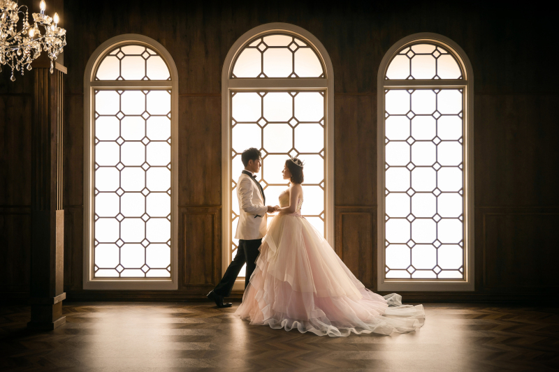 手を取り合って、愛を誓う