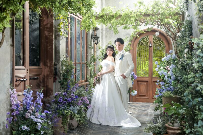 緑と季節の花々に囲まれたガーデン風のスタジオ空間