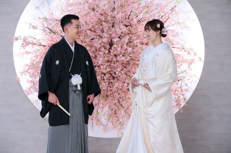 和装で。桜に囲まれた雅な空間