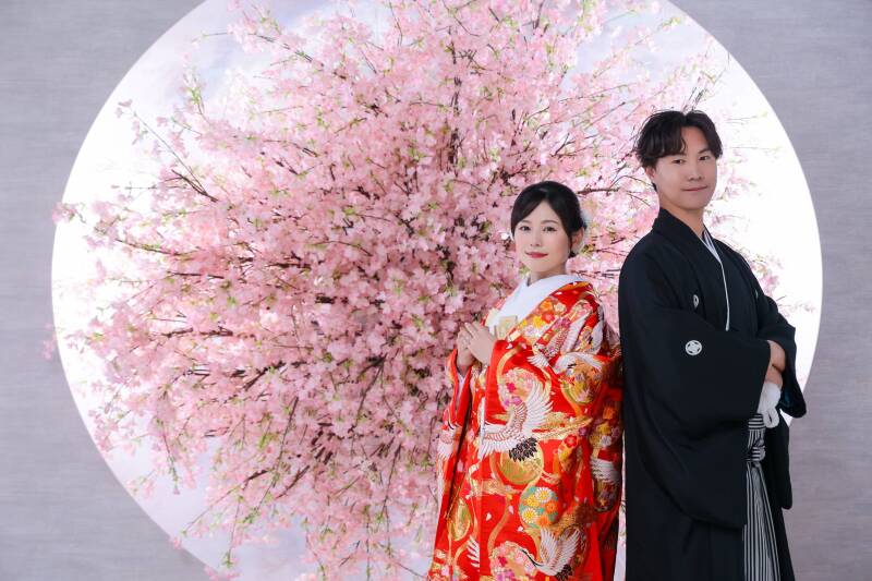 目線や動きのひとつひとつが、かたちになる前の思いをすくいあげているよう