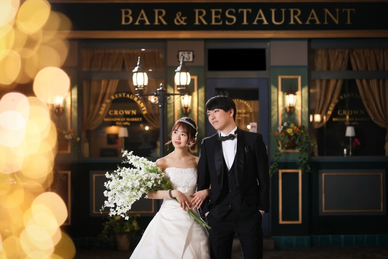 イギリスの街並みで夜のデートを