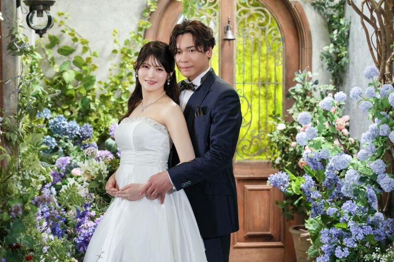 ご新婦様を優しく包み込むご新郎様の温もり