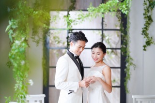 ナチュラルなチャペルの真ん中で