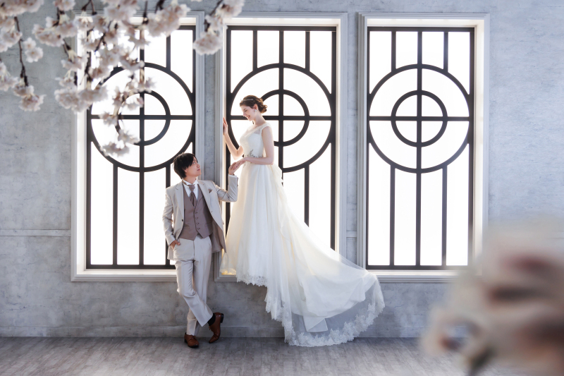 3つ並ぶ大きな窓が幻想的なシーン