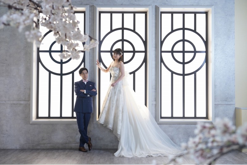 大きな窓の下で